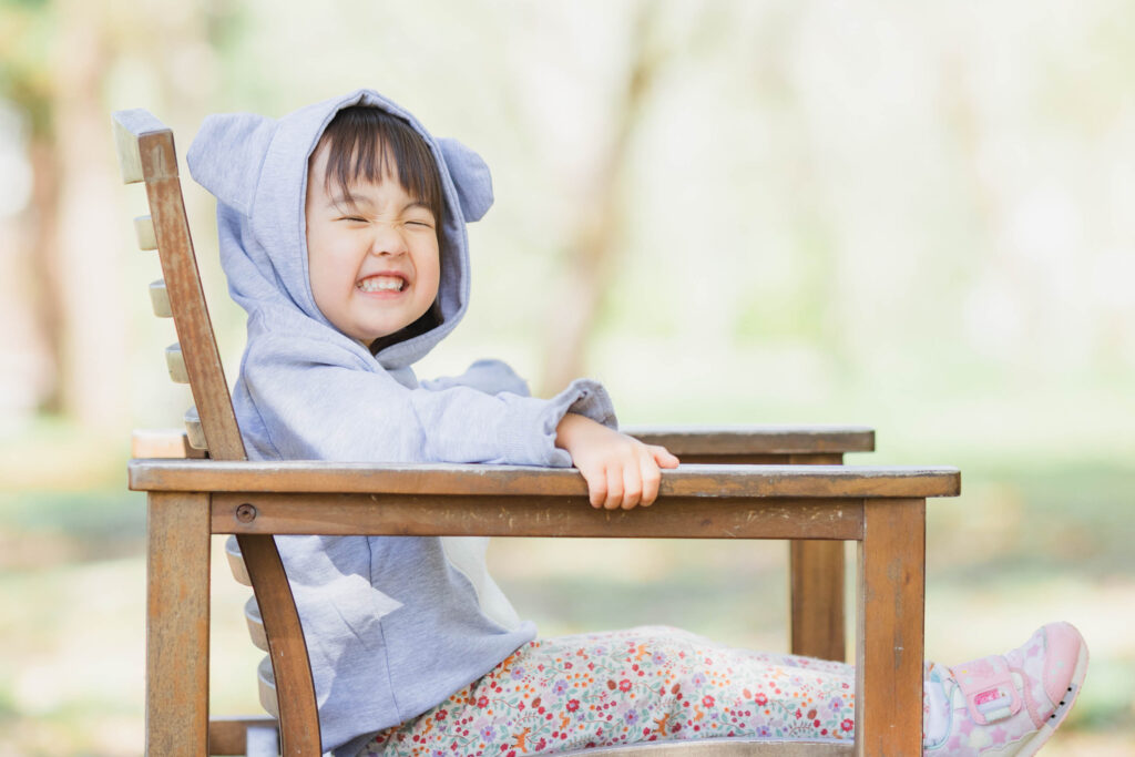 椅子に楽しそうに座る女の子の写真3