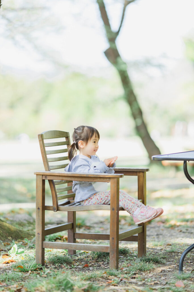 椅子に楽しそうに座る女の子の写真2