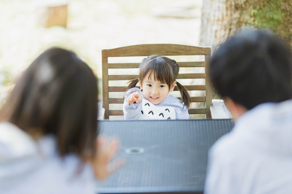 椅子に楽しそうに座る女の子の写真1