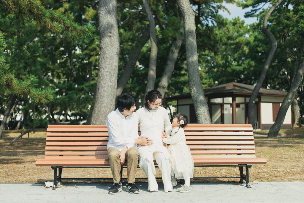 家族3人でベンチで休憩する写真