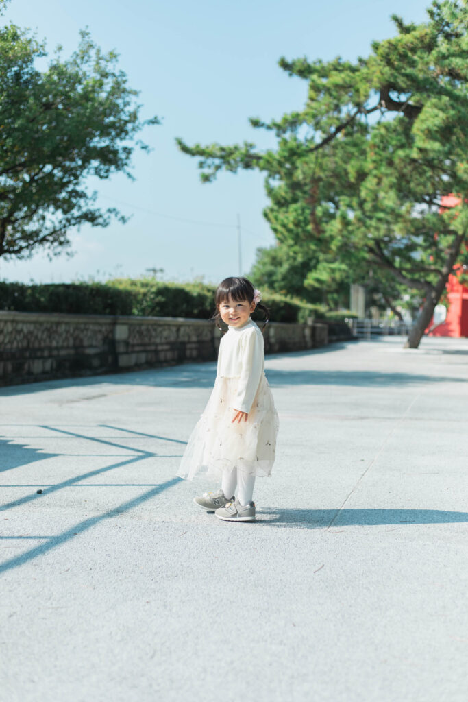 笑顔でカメラを見てくれている女の子の写真