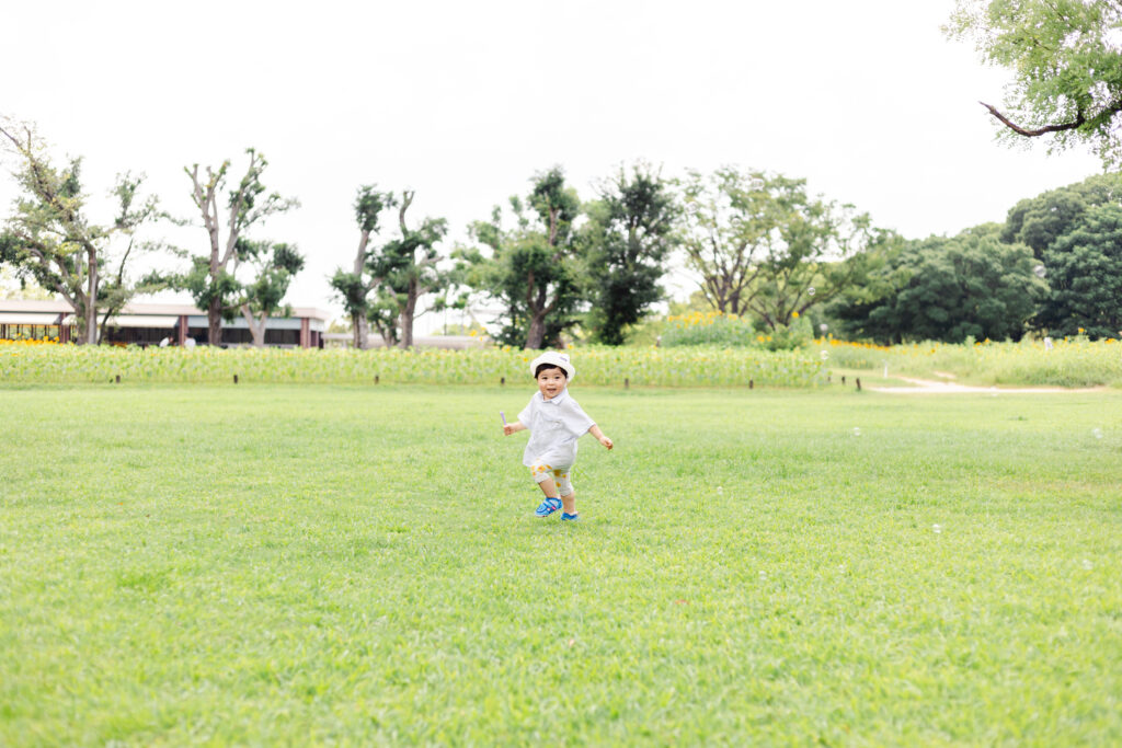 楽しそうに遊んでいる男の子の写真3