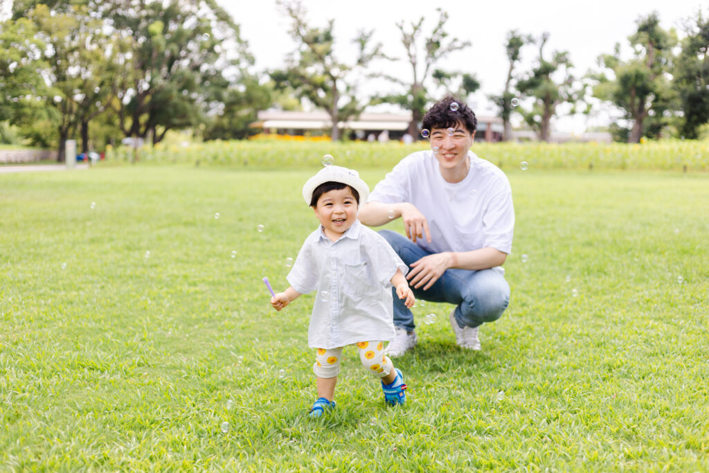 シャボン玉と遊ぶ男の子の写真1