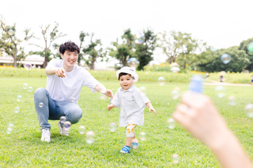 シャボン玉と遊ぶ男の子の写真2