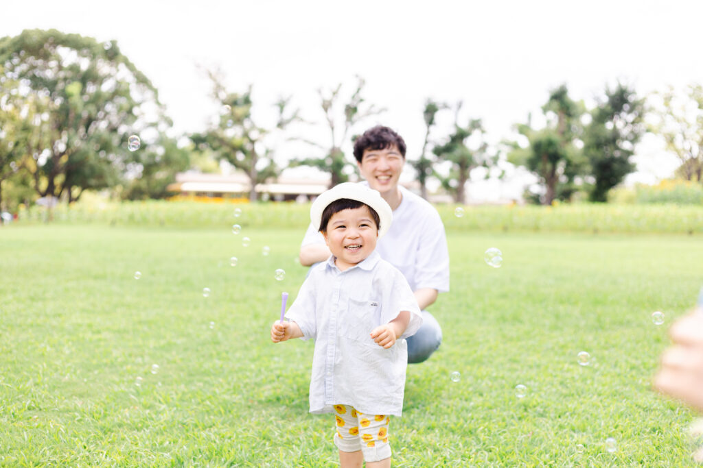 シャボン玉と遊ぶ男の子の写真4