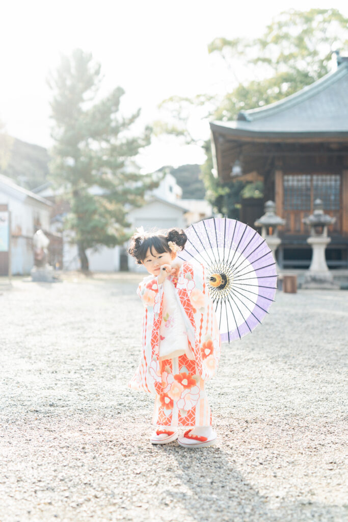 和傘を持つ女の子の写真