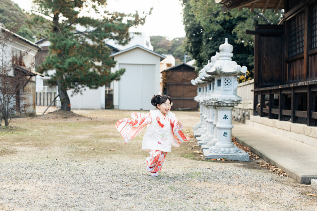 境内を走り回る女の子の写真