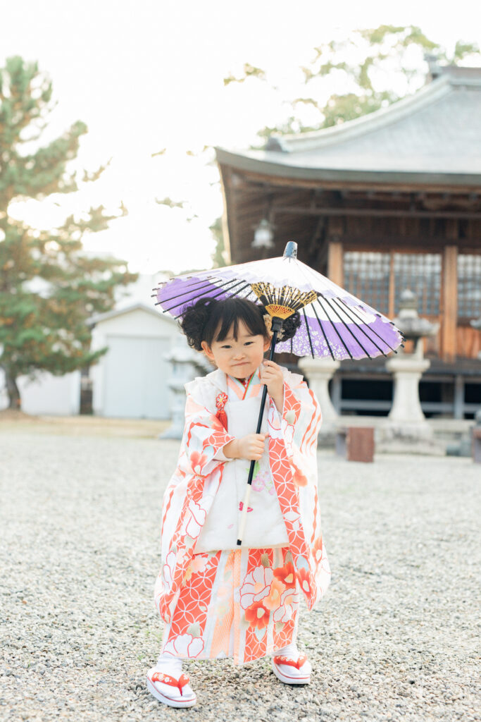 和傘を持って楽しそうな女の子の写真2