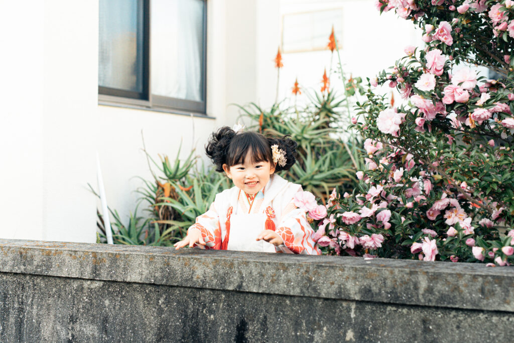 お店屋さんごっこをする女の子の写真