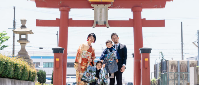 鳥居の前で撮影した七五三の集合写真