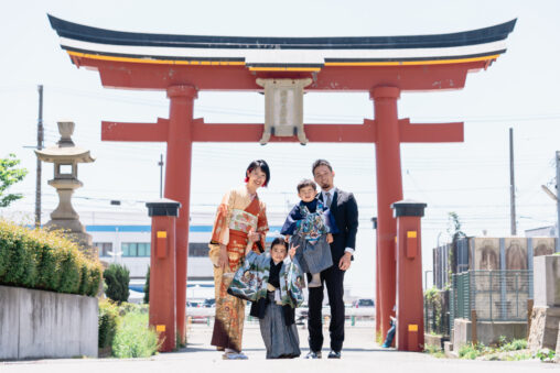 鳥居の前で撮影した記念写真