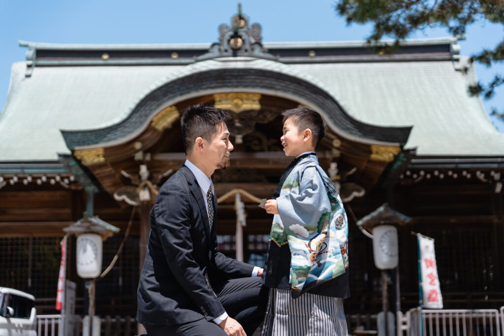 パパとお兄ちゃんが見つめ合う写真