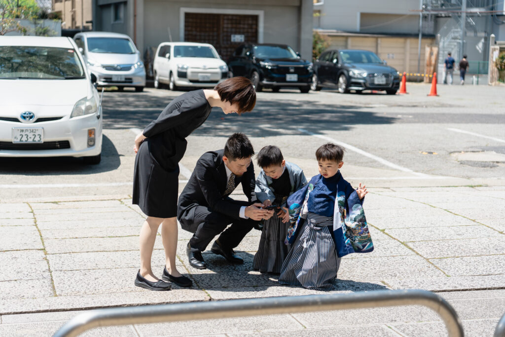 みんなで写真をチェックする写真