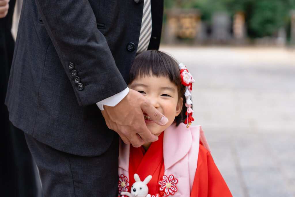 楽しそうにパパと戯れる女の子の写真