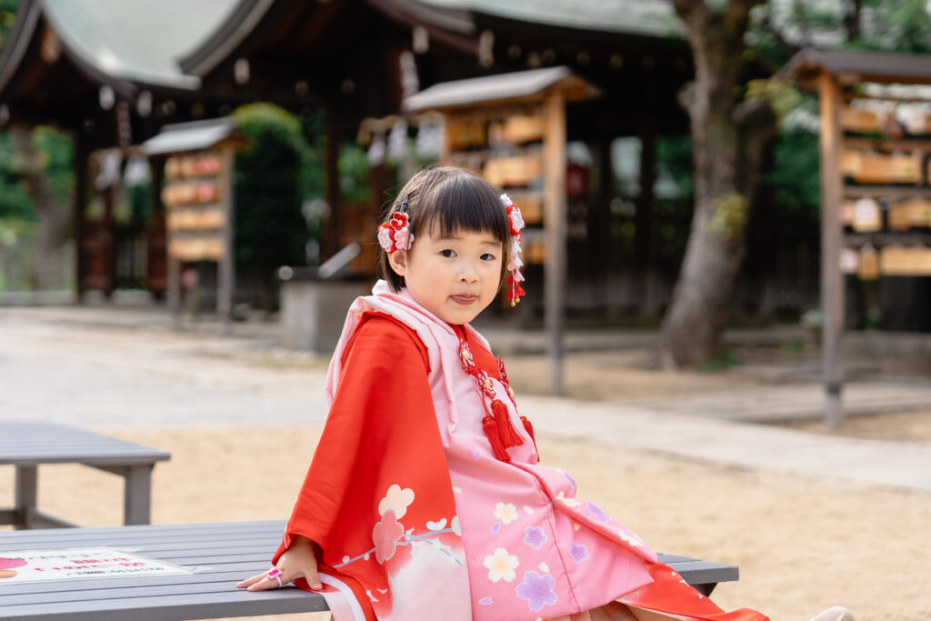 お茶目に下を出す女の子の写真