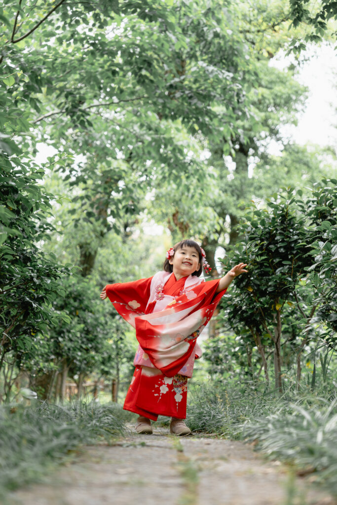 森で踊る女の子の写真