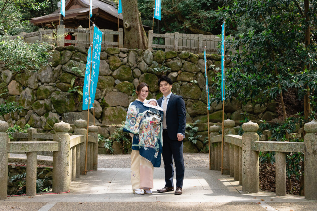 神社の境内の橋の真ん中で撮影した家族写真