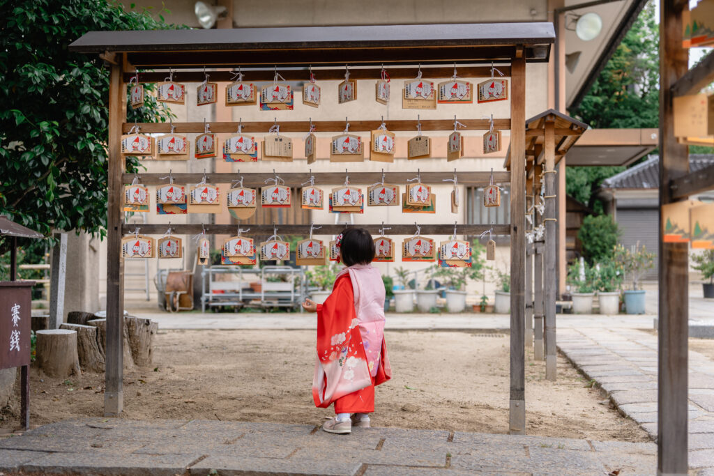 絵馬を見る女の子の写真