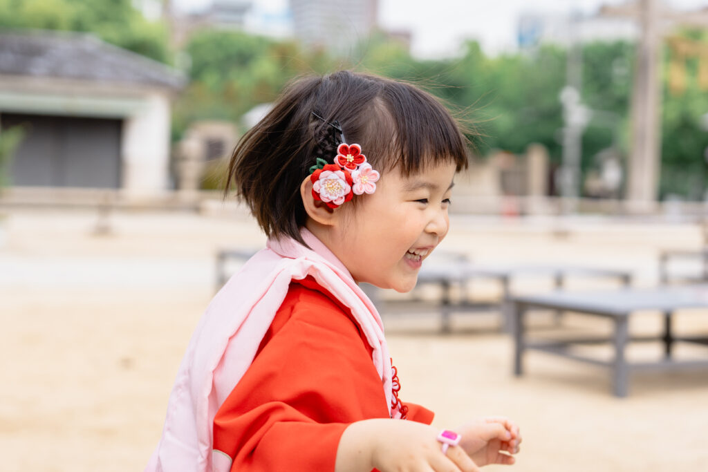 神社で走り回る女の子の写真