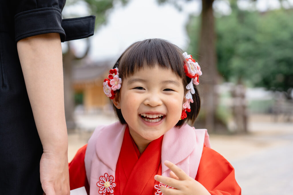 ニコニコ笑顔の女の子の写真