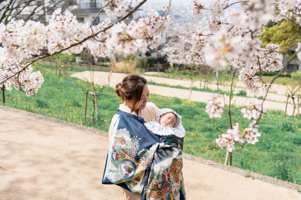 桜の木の下で撮影したママと赤ちゃんの写真