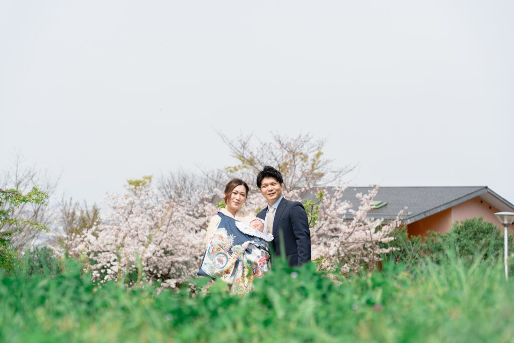 桜の背景で撮影した家族写真