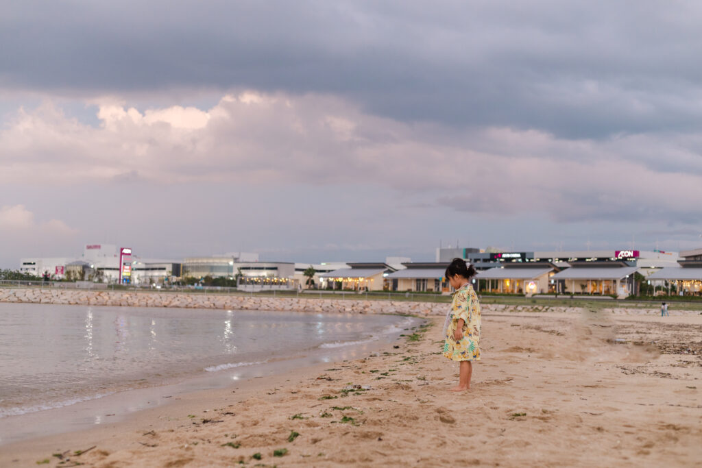 夕焼け空と海と女の子