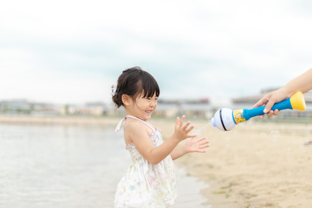 シャボン玉と戯れる女の子の写真1