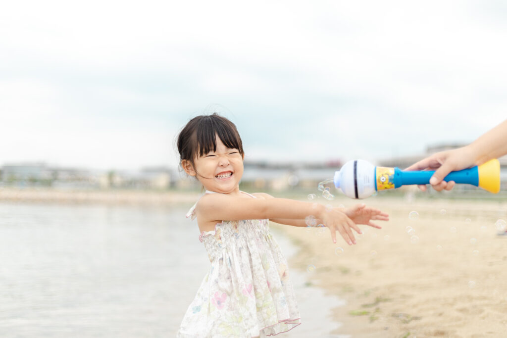 シャボン玉と戯れる女の子の写真2