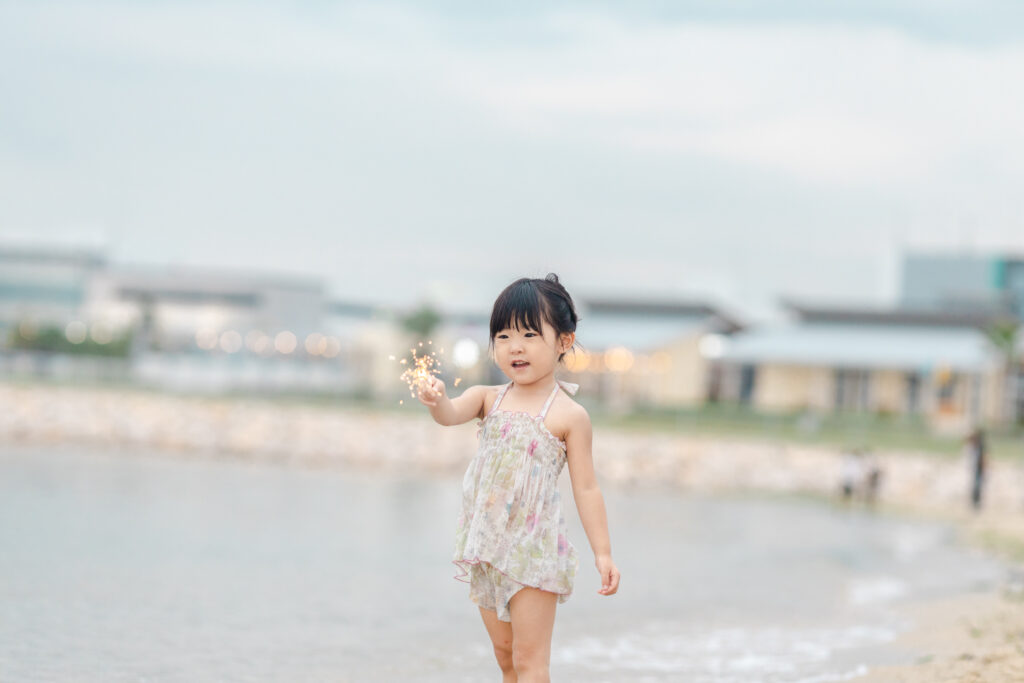 楽しそうに花火をする女の子の写真1