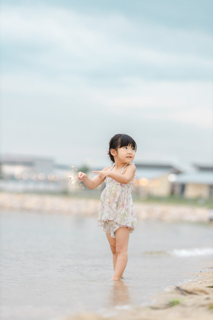 楽しそうに花火をする女の子の写真2