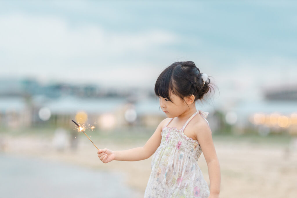 楽しそうに花火をする女の子の写真3