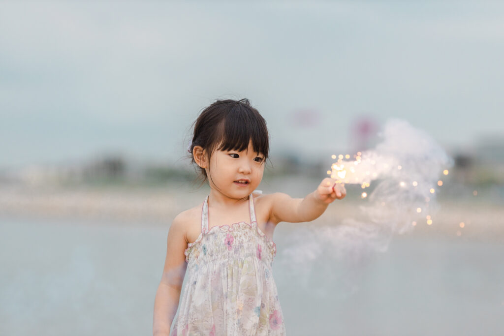 楽しそうに花火をする女の子の写真4