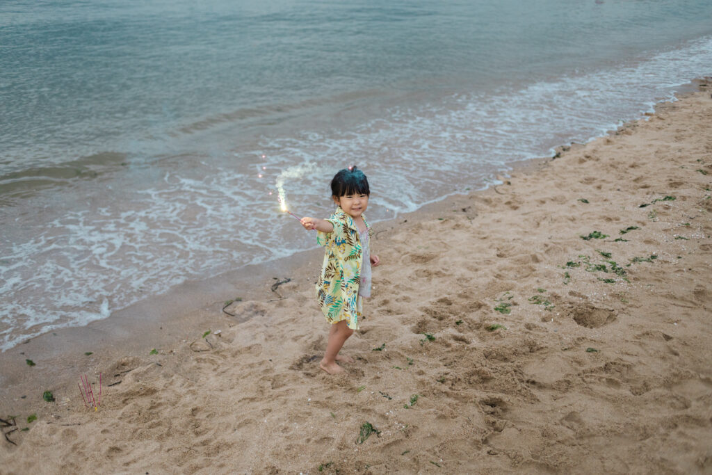 楽しそうに花火をする女の子の写真5