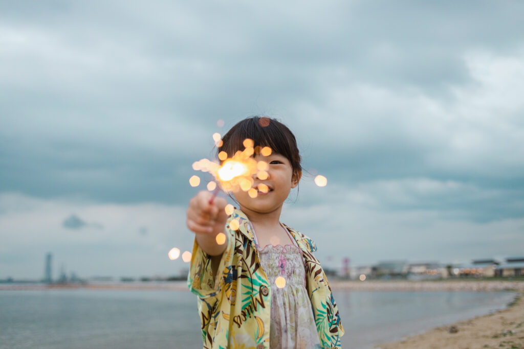 楽しそうに花火をする女の子の写真7