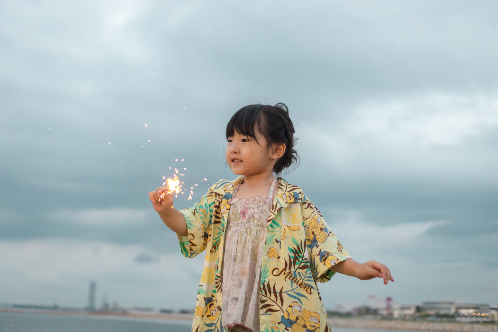 楽しそうに花火をする女の子の写真8